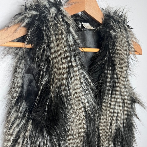 Divided by H&M Furry Faux Fur Vest Size 2 EUC - Picture 2 of 6